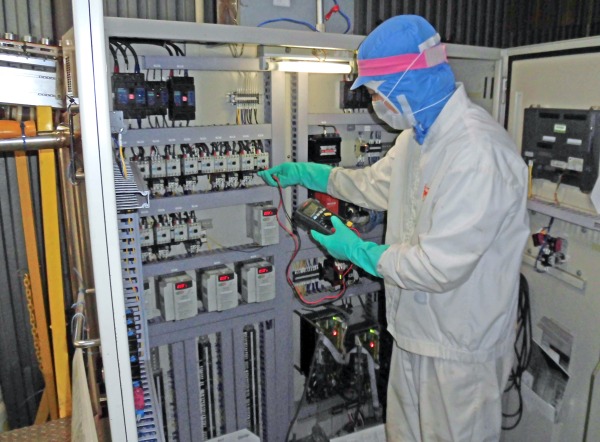 電気制御盤の点検も大切な業務◎