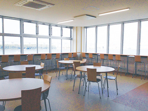瀬戸内海を見渡せる食堂からの眺めは絶景！！休憩中も楽しめますよ～♪